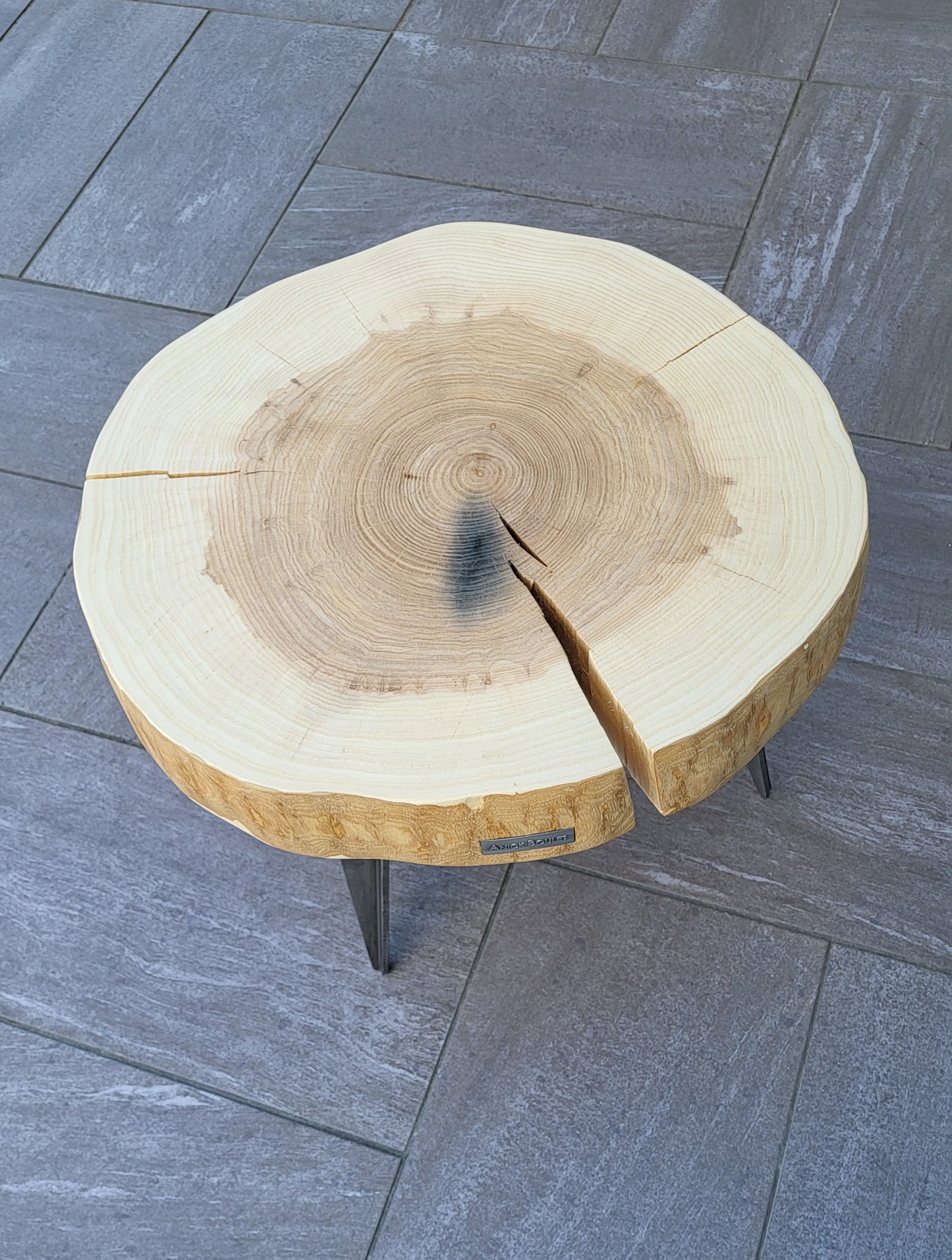 Table aux pattes d'acier