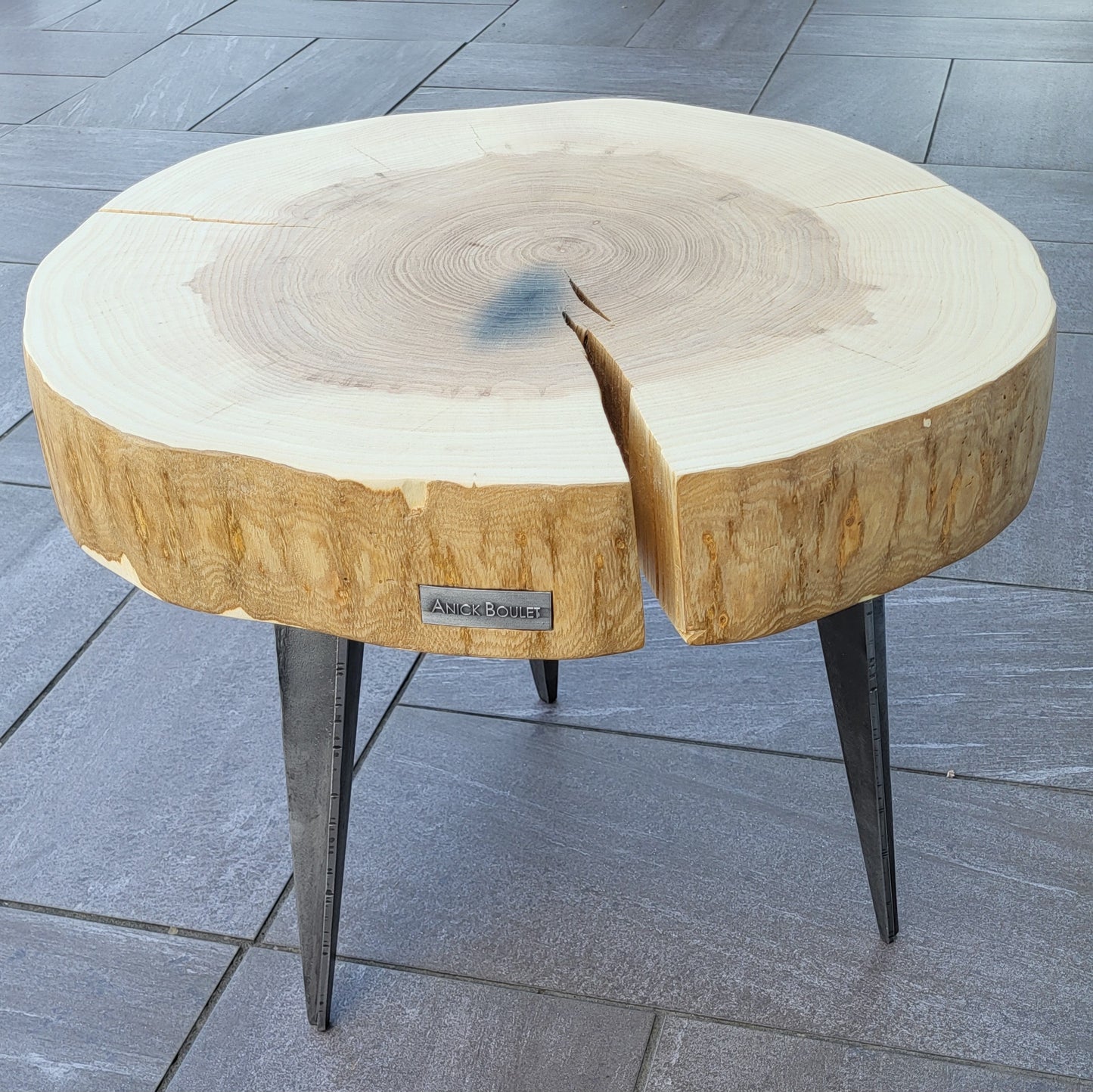 Table aux pattes d'acier