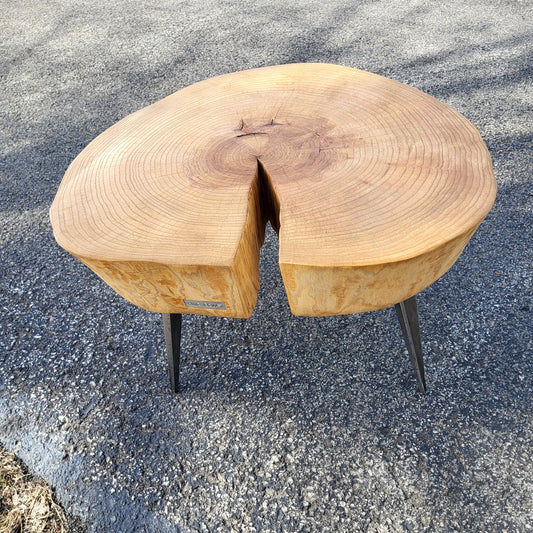Table en coeur aux pattes d'acier