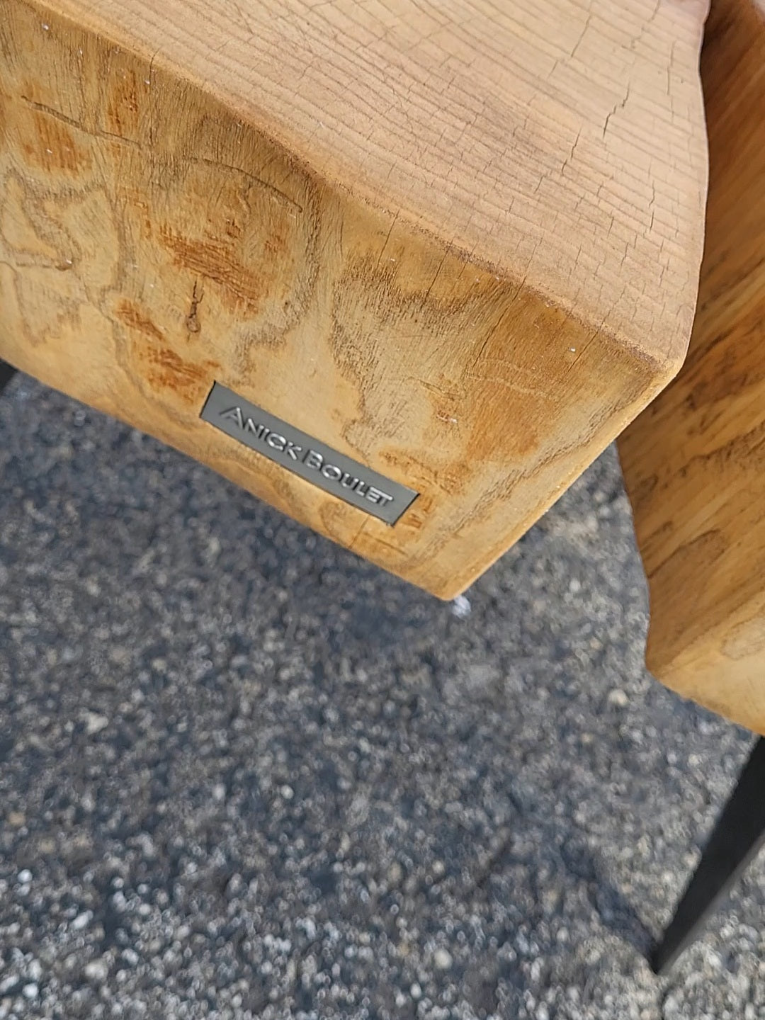 Table en coeur aux pattes d'acier